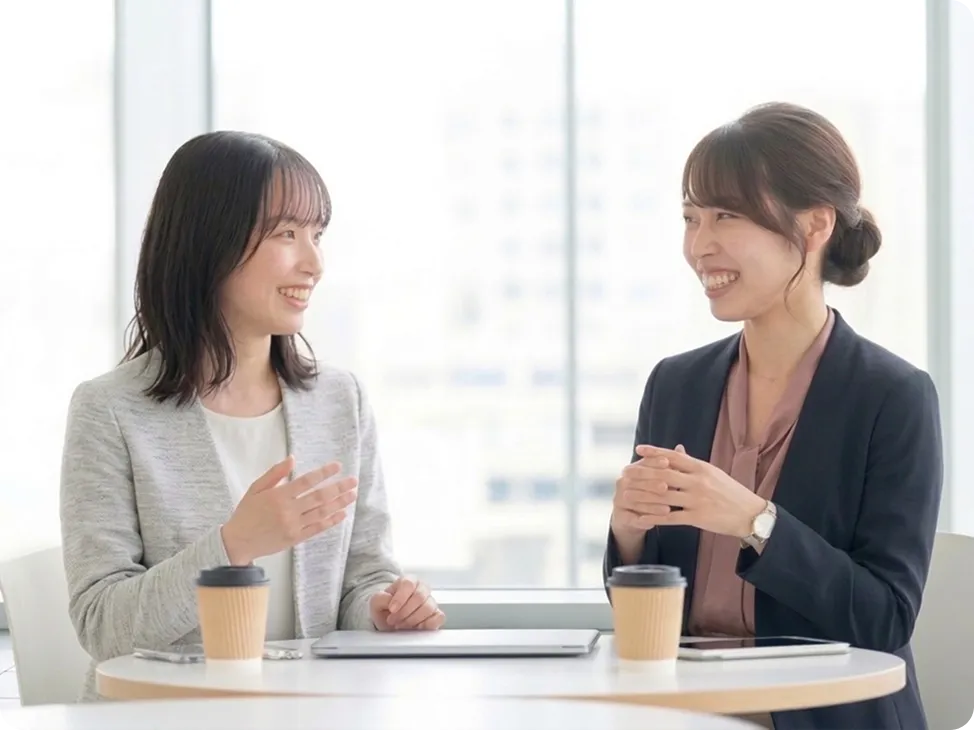 会話する女性たちの様子